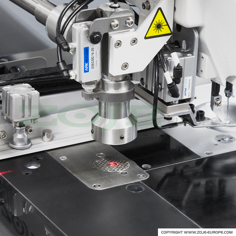 ZOJE ZJ-AM5-AH-LASER K-800 SET - Maszyna do stebnowania programowanych wzorów na bardzo dużych elementach z laserem do cięcia materiału - 3 Maszyna do stebnowania programowanych wzorów na bardzo dużych elementach z laserem do cięcia materiału